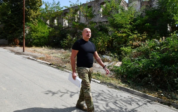 Ильхам Алиев поднял флаг Азербайджана в Лачыне - ФОТО