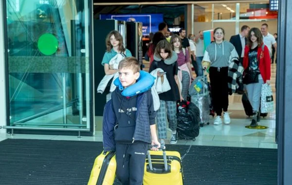 В Азербайджан доставили 29 украинских детей, оставшихся без попечения родителей - ФОТО