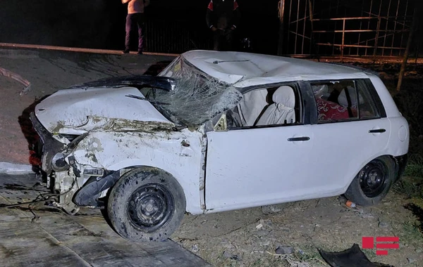Azərbaycanda avtomobili aşıran sürücü ağır yaralandı - FOTO