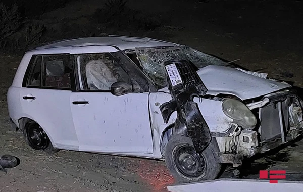 Azərbaycanda avtomobili aşıran sürücü ağır yaralandı - FOTO