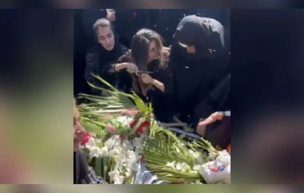 Etirazlar zamanı öldürülən Cənubi azərbaycanlı gəncin bacısı məzarı üstündə SAÇLARINI KƏSDİ - FOTO/VİDEO