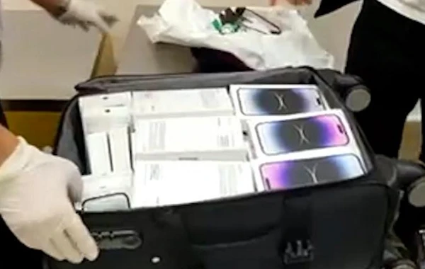 Азербайджанские таможенники задержали пытавшегося пронести 2 чемодана iPhone - ФОТО