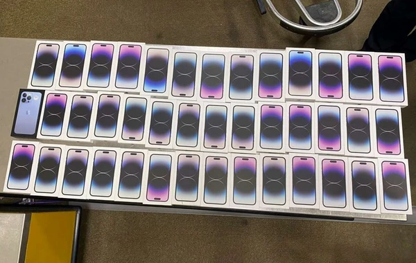 Азербайджанские таможенники задержали пытавшегося пронести 2 чемодана iPhone - ФОТО