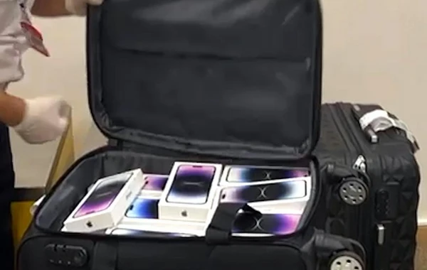 Азербайджанские таможенники задержали пытавшегося пронести 2 чемодана iPhone - ФОТО