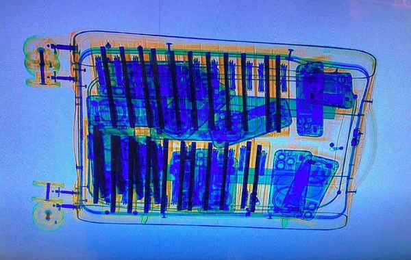 Азербайджанские таможенники задержали пытавшегося пронести 2 чемодана iPhone - ФОТО