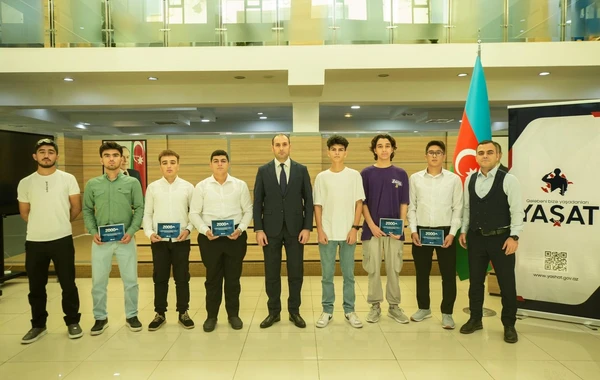 “YAŞAT” Fondu ilk dəfə tələbə adını qazanan bu şəxslərə pul mükafatı verdi - FOTO