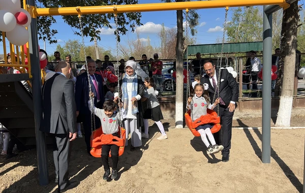 Cahit Bağçı məcburi köçkün ailələrinin övladlarını sevindirdi - FOTO