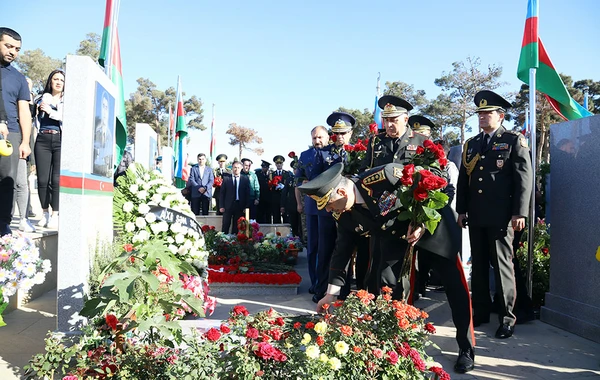 Müdafiə Nazirliyinin rəhbər heyəti Fəxri xiyabanı və İkinci Şəhidlər xiyabanını ziyarət edib - FOTO/VİDEO