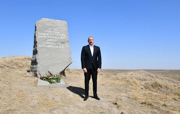 Ильхам Алиев и Мехрибан Алиева возложили цветы к мемориальному обелиску в селе Гараханбейли - ВИДЕО