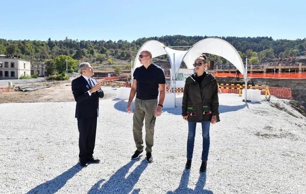 İlham Əliyev və Mehriban Əliyeva Şuşada yeni inşa olunan bir sıra obyektlərdə işlərin gedişi ilə tanış olublar