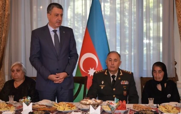 Начальник Генштаба ВС Азербайджана встретился с семьями шехидов в Тбилиси - ФОТО