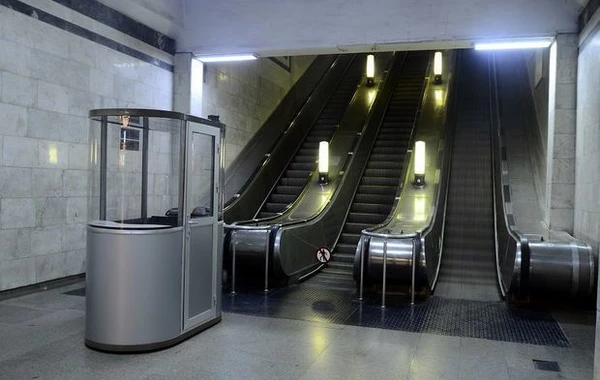 Bakı metrosunda eskalator dayandı
