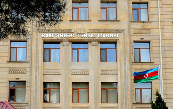 Direktorun şəhidlərin ruhunu yad etmək üçün ayağa qalxmamasına RƏSMİ MÜNASİBƏT - VİDEO
