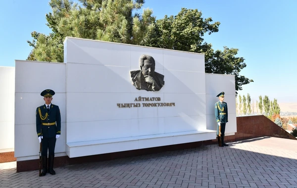 İlham Əliyev Bişkekdə “Ata-Beyit” Milli Tarixi-Memorial Kompleksini ziyarət edib - FOTO