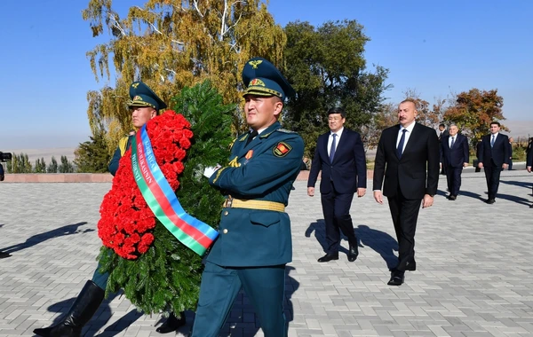 İlham Əliyev Bişkekdə “Ata-Beyit” Milli Tarixi-Memorial Kompleksini ziyarət edib - FOTO