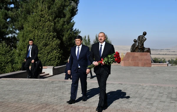 İlham Əliyev Bişkekdə “Ata-Beyit” Milli Tarixi-Memorial Kompleksini ziyarət edib - FOTO