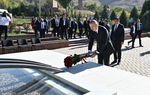 İlham Əliyev Bişkekdə “Ata-Beyit” Milli Tarixi-Memorial Kompleksini ziyarət edib - FOTO