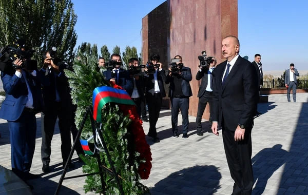 İlham Əliyev Bişkekdə “Ata-Beyit” Milli Tarixi-Memorial Kompleksini ziyarət edib - FOTO