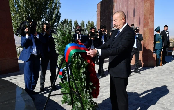 İlham Əliyev Bişkekdə “Ata-Beyit” Milli Tarixi-Memorial Kompleksini ziyarət edib - FOTO