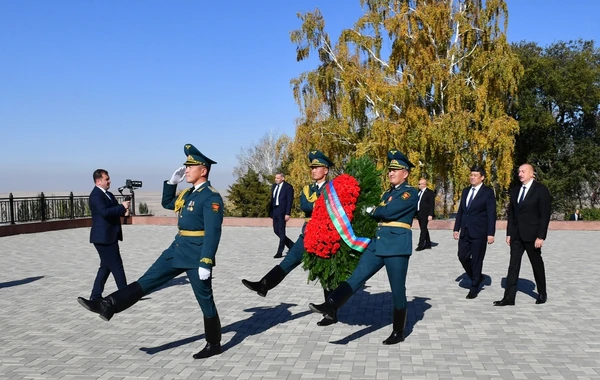 Ильхам Алиев посетил Национальный историко-мемориальный комплекс "Ата-Бейит" в Бишкеке - ФОТО