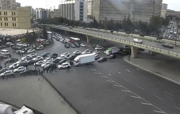 Paytaxt yolları bu səhər: 12 istiqamətdə sıxlıq var - FOTO