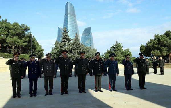 Высокопоставленные военные представители государств-участников СНГ посетили Аллею шехидов - ФОТО
