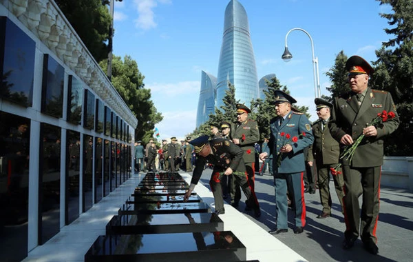 Высокопоставленные военные представители государств-участников СНГ посетили Аллею шехидов - ФОТО