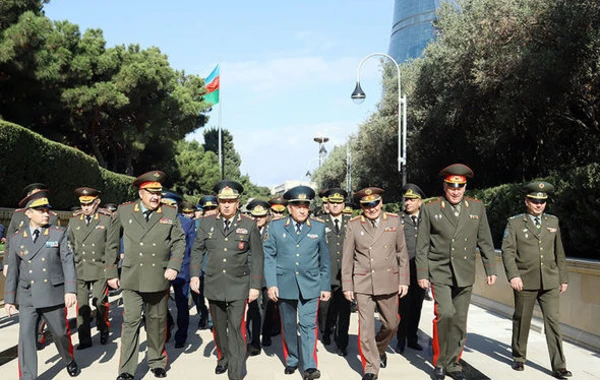 Высокопоставленные военные представители государств-участников СНГ посетили Аллею шехидов - ФОТО