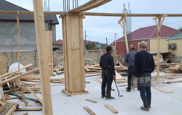 Mehdiabadda qanunsuz tikili sökülür - FOTO