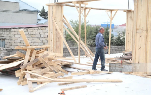 Mehdiabadda qanunsuz tikili sökülür - FOTO