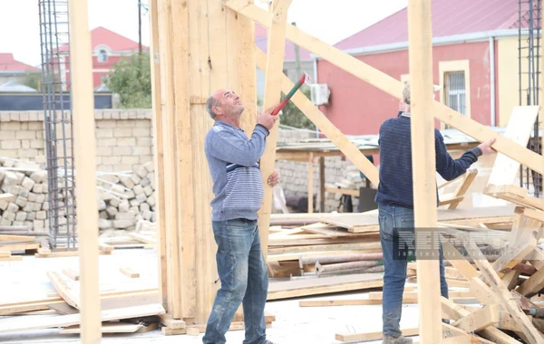 Mehdiabadda qanunsuz tikili sökülür - FOTO