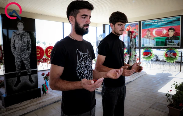 Şəhid oğlunun tabutu gəldi, ayağa dura bilmədi... - FOTO/VİDEO