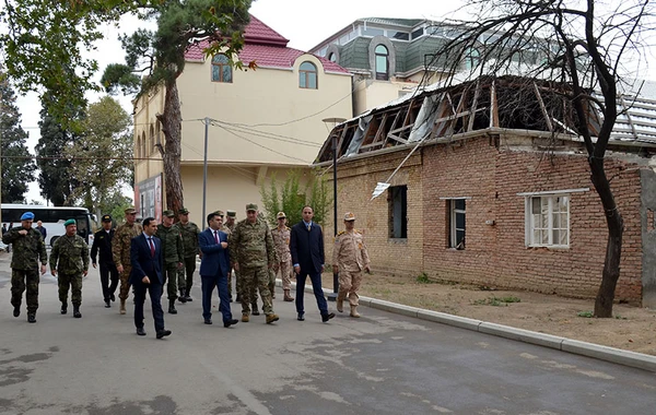 Xarici ölkələrin hərbi attaşeləri Gəncədə terror qurbanlarının xatirəsini anıblar - FOTO