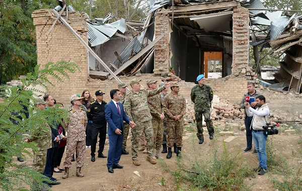 Xarici ölkələrin hərbi attaşeləri Gəncədə terror qurbanlarının xatirəsini anıblar - FOTO