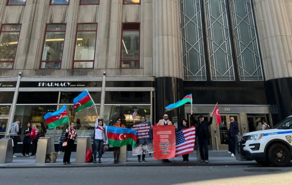 Члены азербайджанской общины провели пикет перед штабом организации Human Rights Watch в Нью-Йорке - ФОТО