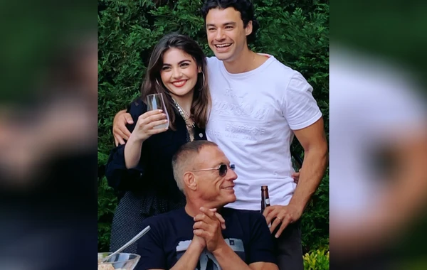 Van Dammın azərbaycanlı gəlinindən qayınatasına təbrik: "Jan-Klod ata... " - FOTO