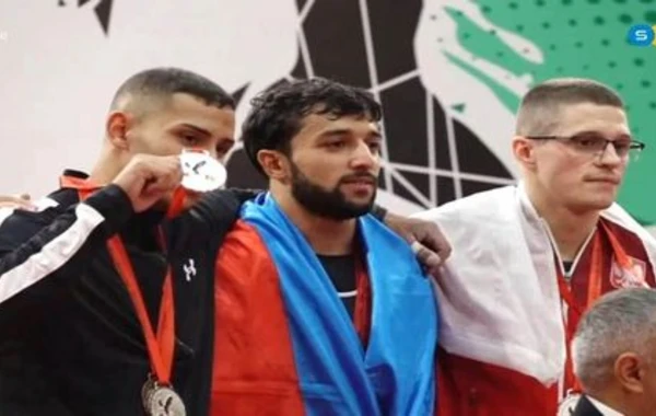 Азербайджанский тяжелоатлет завоевал три золотые медали - ФОТО