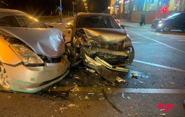 Bakıda "Prius"lar qəza törətdi, xəsarət alanlar var - FOTO/VİDEO