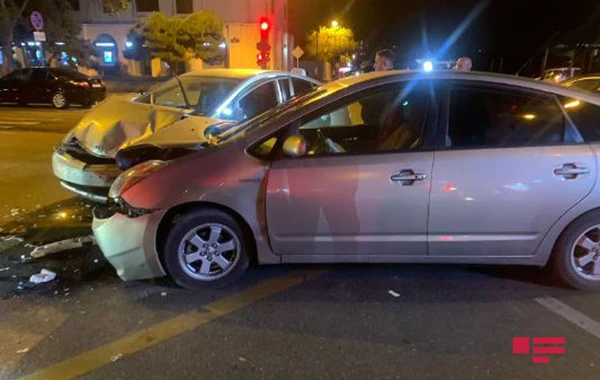 Bakıda "Prius"lar qəza törətdi, xəsarət alanlar var - FOTO/VİDEO