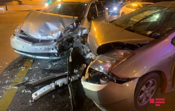 Bakıda "Prius"lar qəza törətdi, xəsarət alanlar var - FOTO/VİDEO