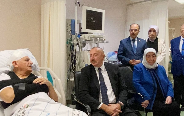 İlham Əliyev ölkəmizdə avtomobil qəzası keçirən Binəli Yıldırım və Şamil Ayrıma xəstəxanada baş çəkib - FOTO