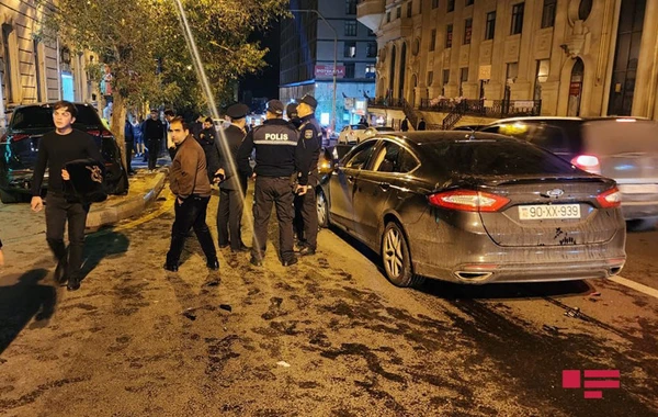 В Баку столкнулись два автомобиля, есть пострадавшие - ФОТО