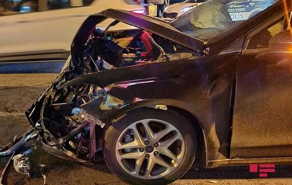 В Баку столкнулись два автомобиля, есть пострадавшие - ФОТО