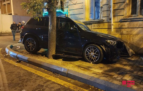 В Баку столкнулись два автомобиля, есть пострадавшие - ФОТО