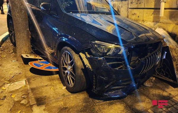 В Баку столкнулись два автомобиля, есть пострадавшие - ФОТО