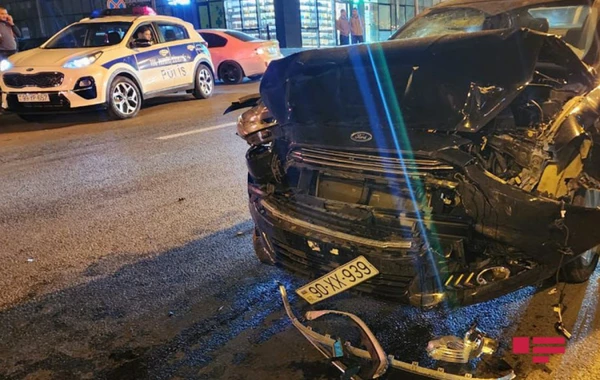 В Баку столкнулись два автомобиля, есть пострадавшие - ФОТО