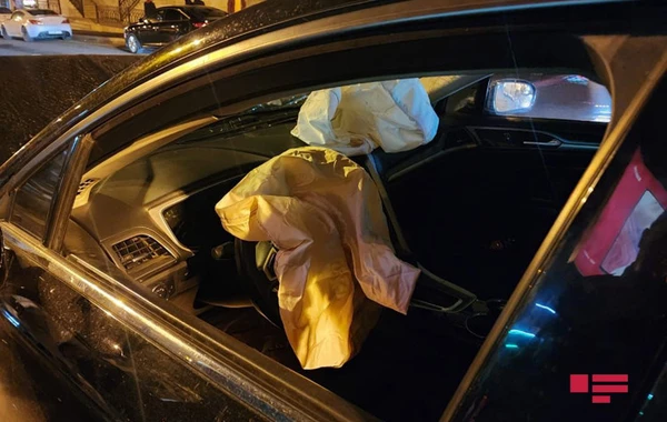В Баку столкнулись два автомобиля, есть пострадавшие - ФОТО