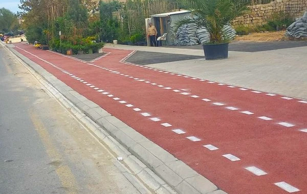 Bakının daha bir avtomobil yolunda velosiped yolu salındı - FOTO