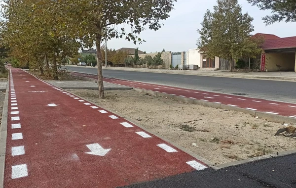 Bakının daha bir avtomobil yolunda velosiped yolu salındı - FOTO