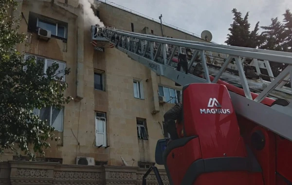 В Баку в жилом доме произошел пожар - ФОТО